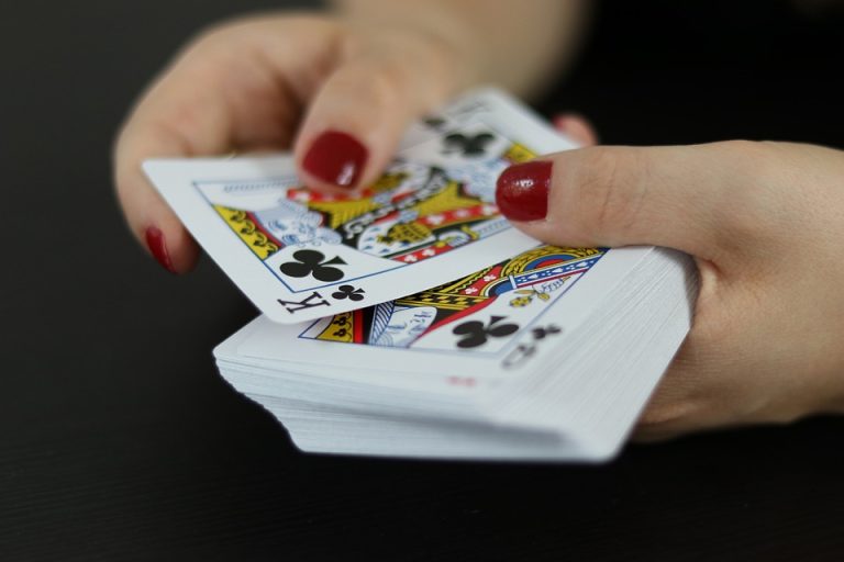 ¿Cómo se reparten las cartas en el póquer?